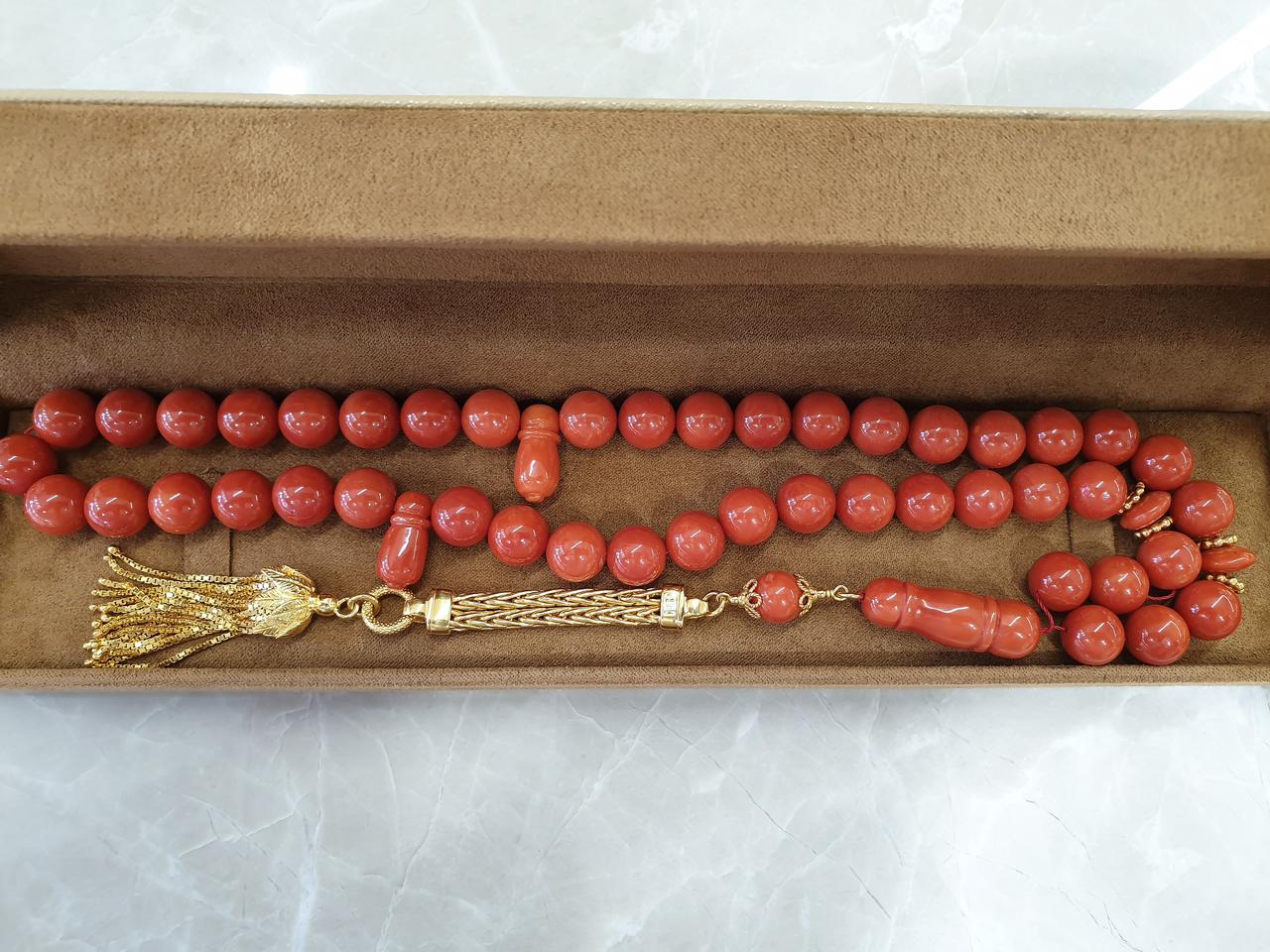 Perles d'inquiétude en corail rouge avec un pompon en or 18 carats